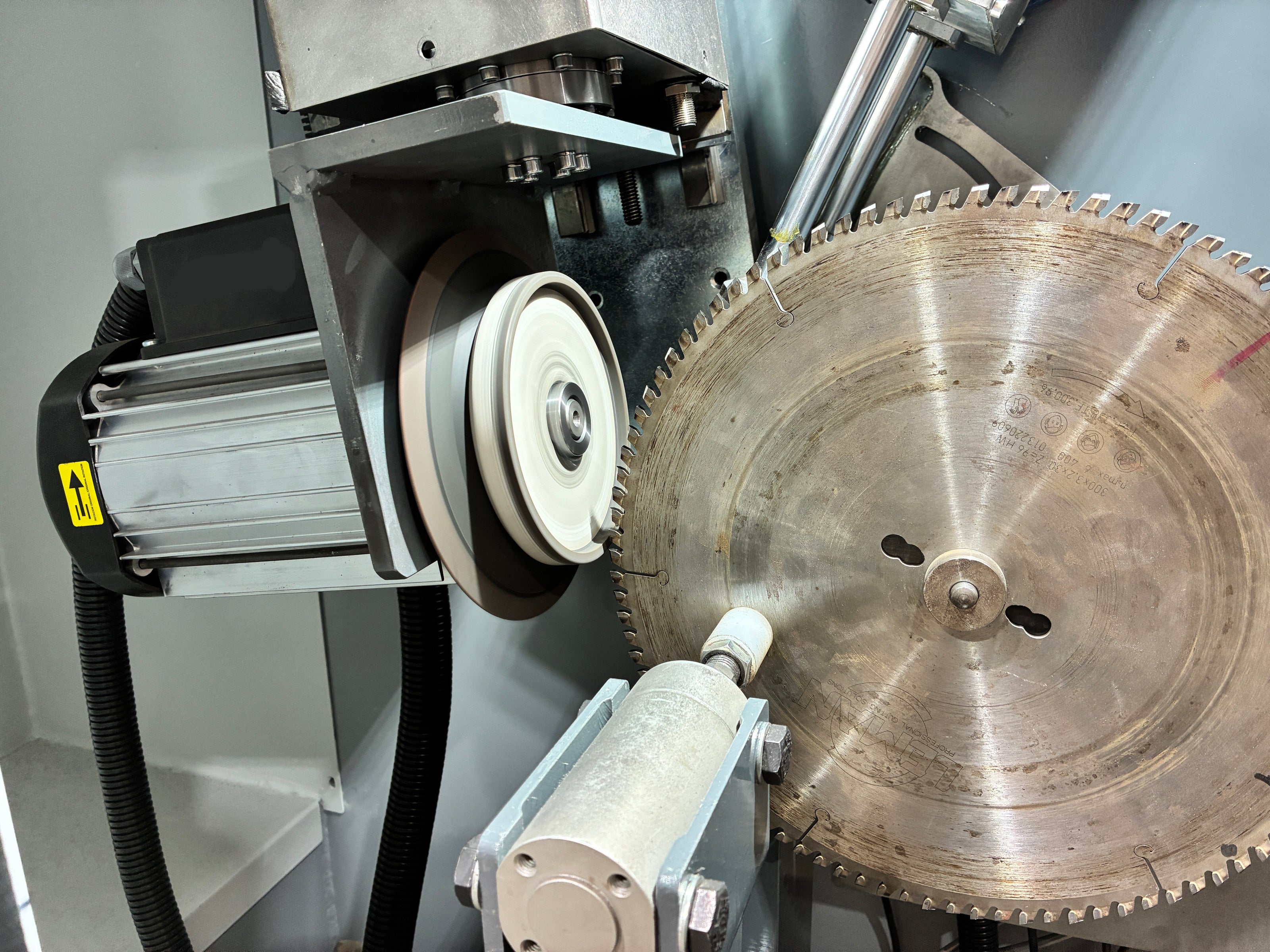 Elite AVB 850 - Top & Face Grinding in 1 Operation